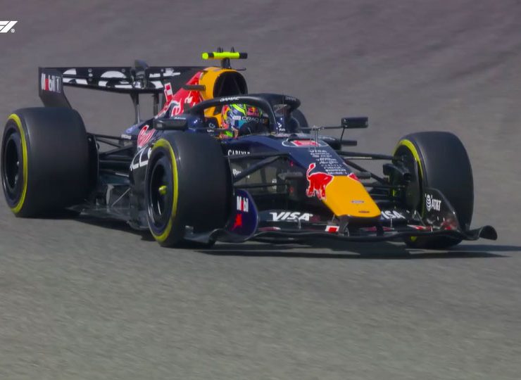Red Bull Ford bolid Formule 1 na stazi tijekom testiranja, prikazan iz prednjeg kuta s vidljivim detaljima nove aerodinamike i užim Pirelli gumama.